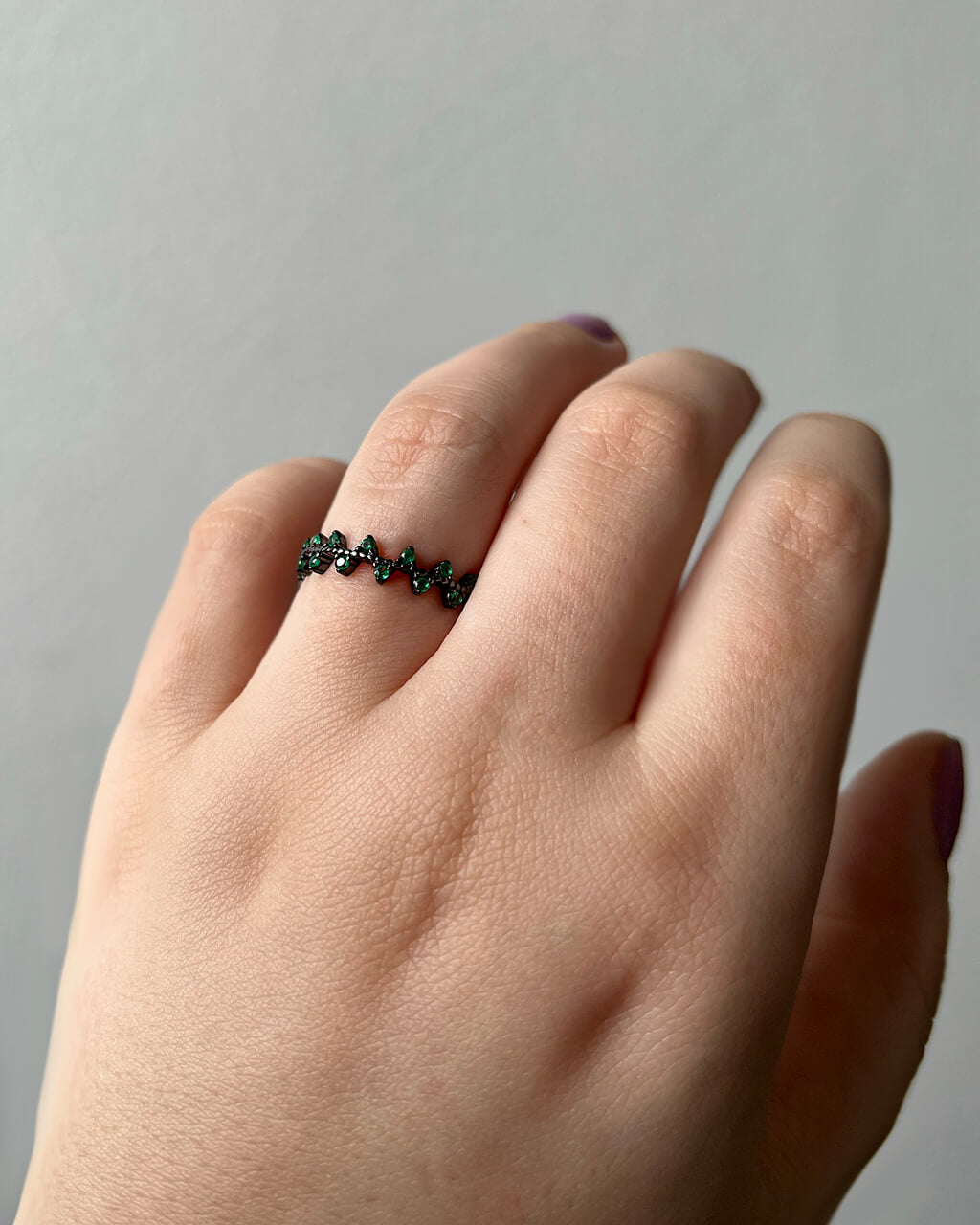 Green zigzag ring