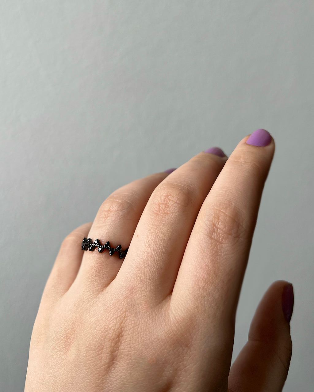 Black zigzag ring