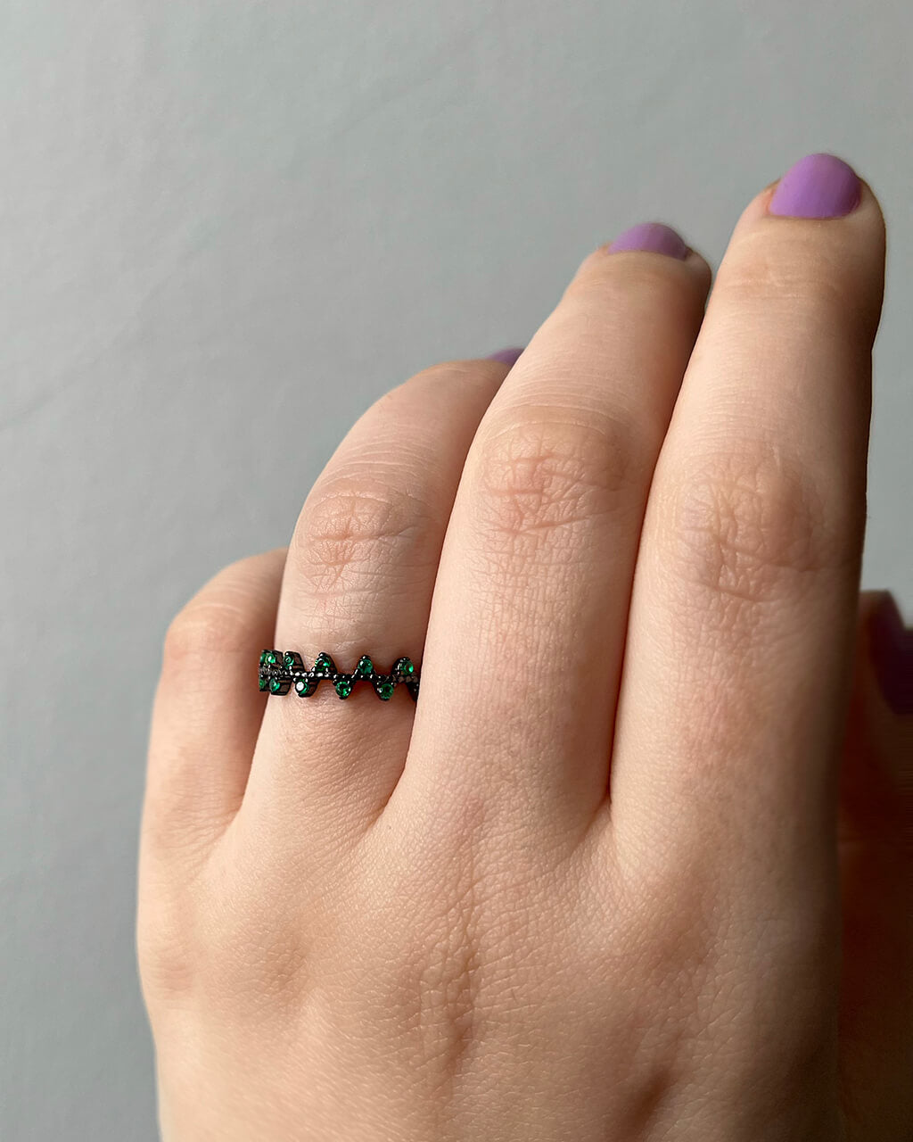 Green zigzag ring