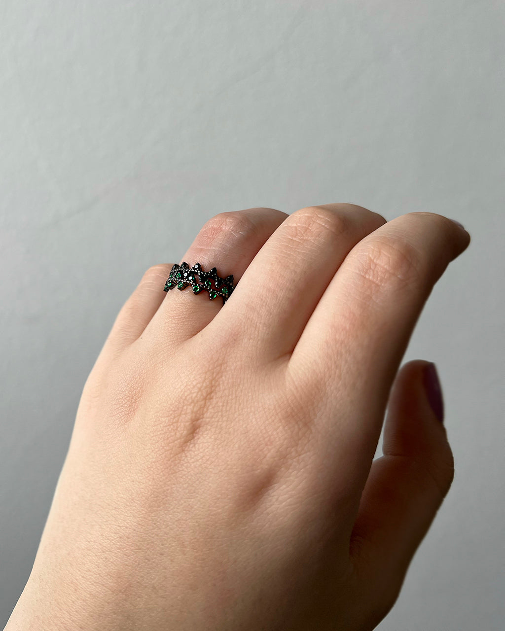 Black zigzag ring